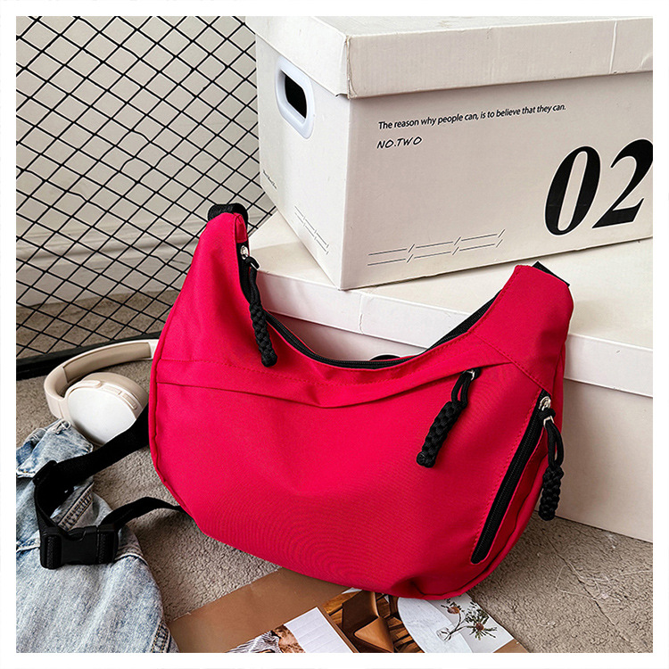 斜挎包女包简约时尚大容量轻便学生单肩健身包百搭跨境饺子包详情14