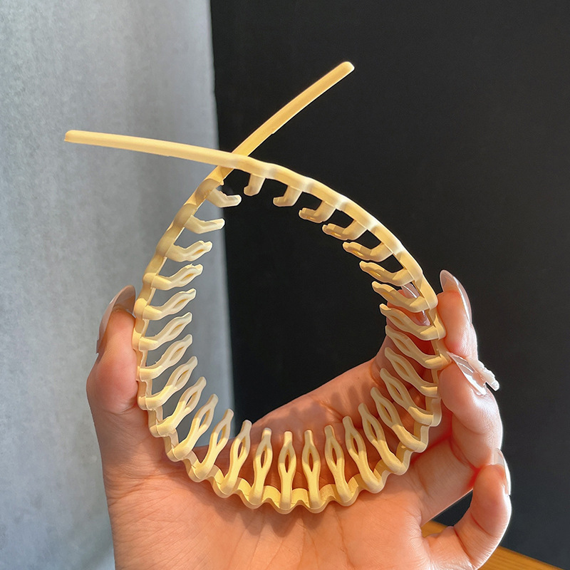 The popular facial hair band is specially designed for women to apply facial masks. It is anti-slip and does not shed hair clips. It is a simple hair comb and a magic tool for breaking bangs Application Scenario