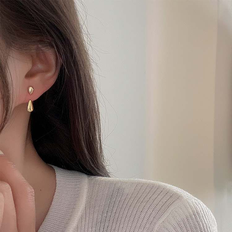 A Pair Of Women Wearing Water Drop Metal Earrings South Korea Simple Everything Temperament Personality Fashion Studs Earrings Cold Wind Application Scenario
