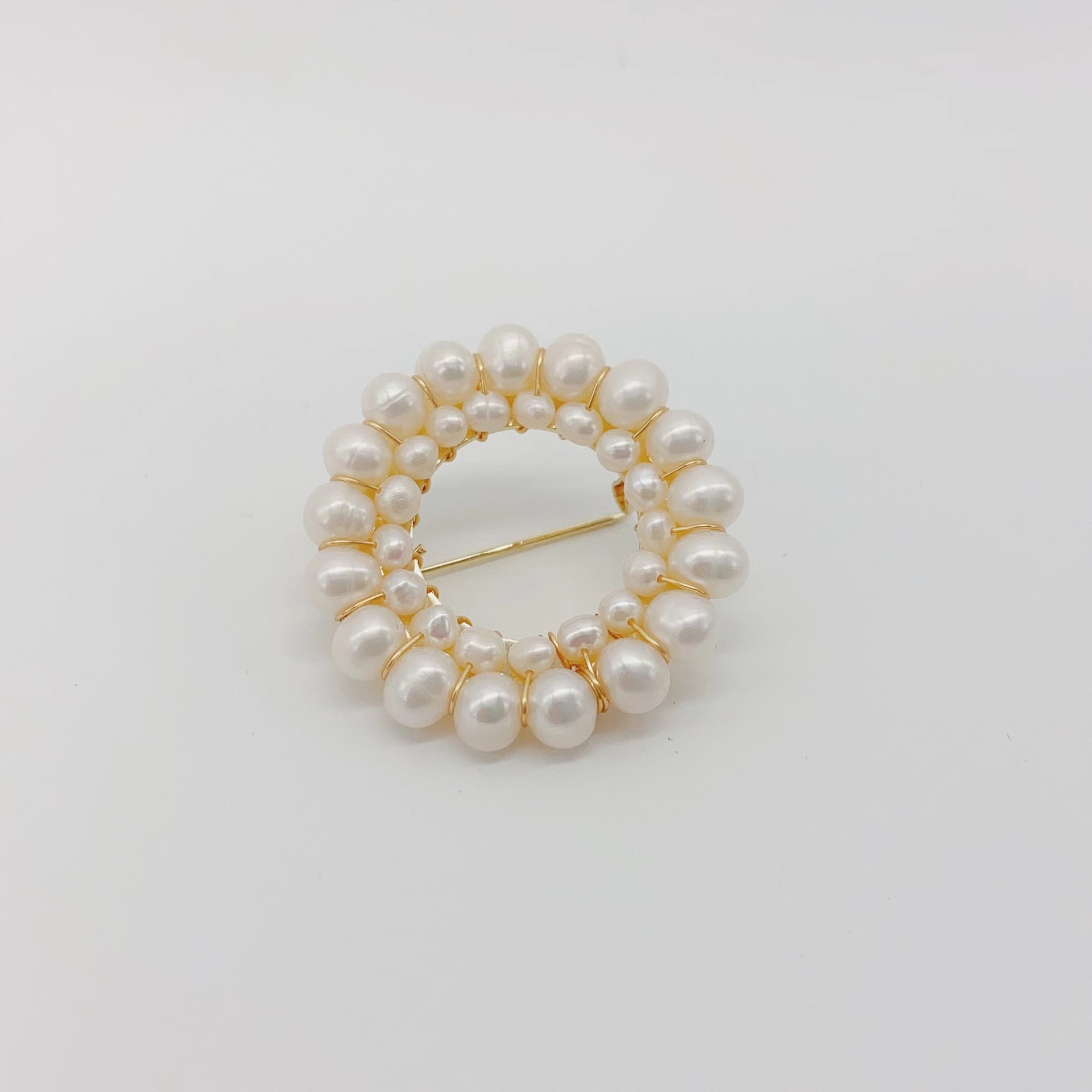 Broche de perlas de moda simple doble forma de anillo personalidad simple se puede combinar con todo tipo de ropa alta clase y elegante Item Picture