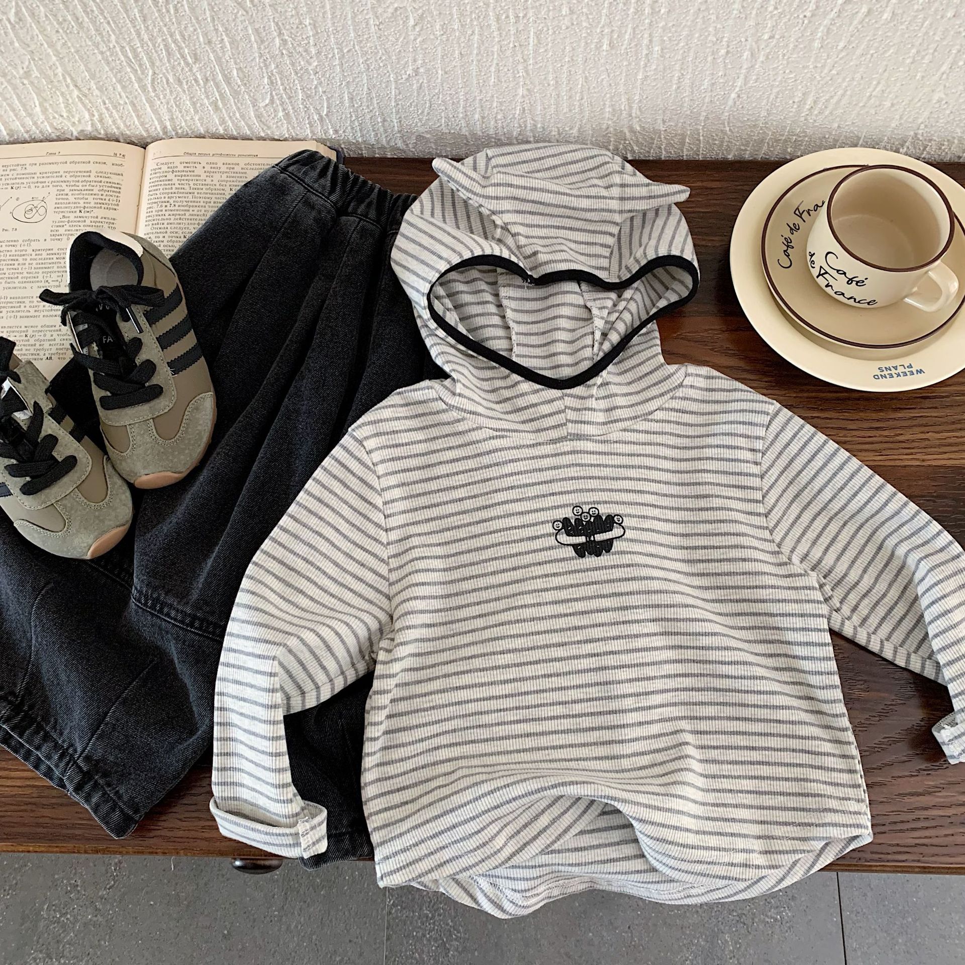 Children's long-sleeved base layer shirt, casual, loose and versatile, striped trendy boys' top 2025 autumn new style for small and medium-sized children Specification image