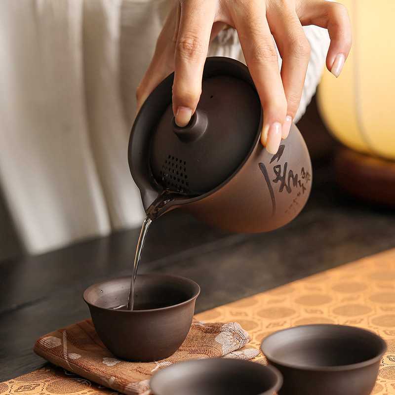 Outdoor one-pot three-cup tea set, portable purple clay quick guest cup, light luxury travel tea pot, gift and souvenir Application Scenario