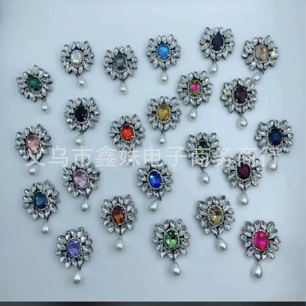 Hollowed-out, colorful flower-shaped rhinestone noosa button accessories are available for cross-border wholesale Specification image