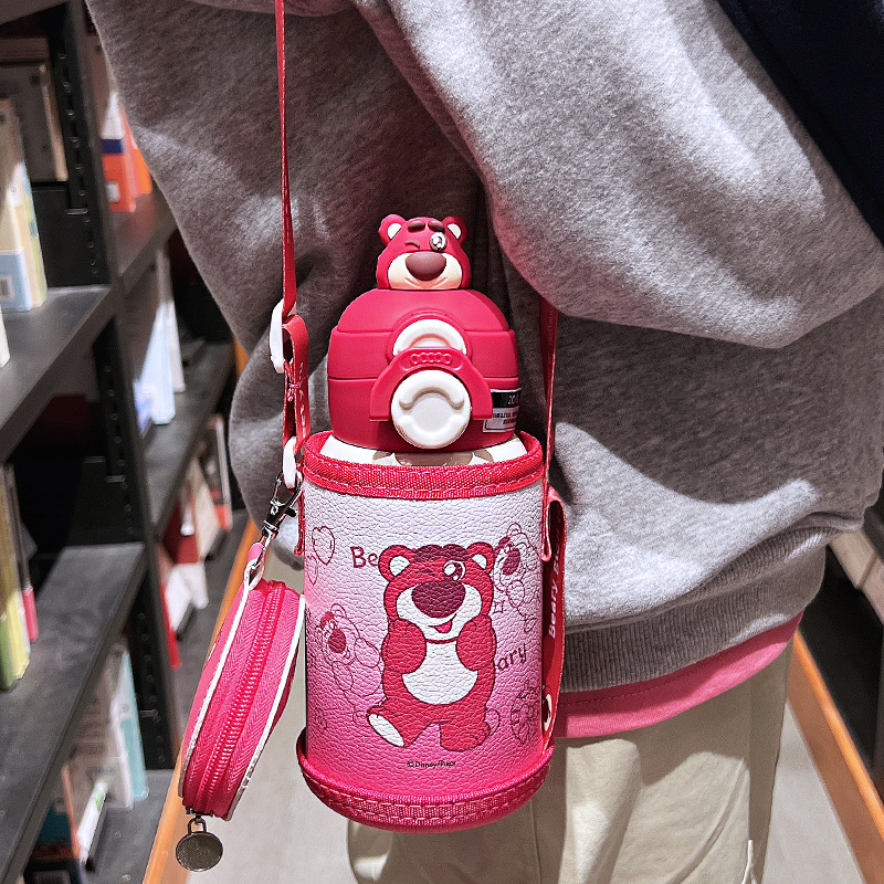 Stilzi children's insulated cup, cartoon large capacity, high appearance level water bottle, portable anti-drop, slanted span, double drinking straw cup Application Scenario
