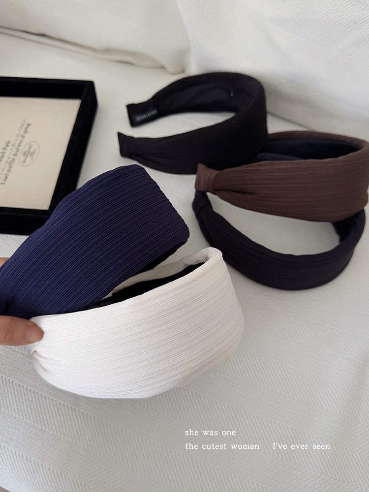 The 2025 new style of Korean wide-brimmed hairband for women, high headband, stylish and fashionable hairpin, elegant hairline covering headwear pic 9