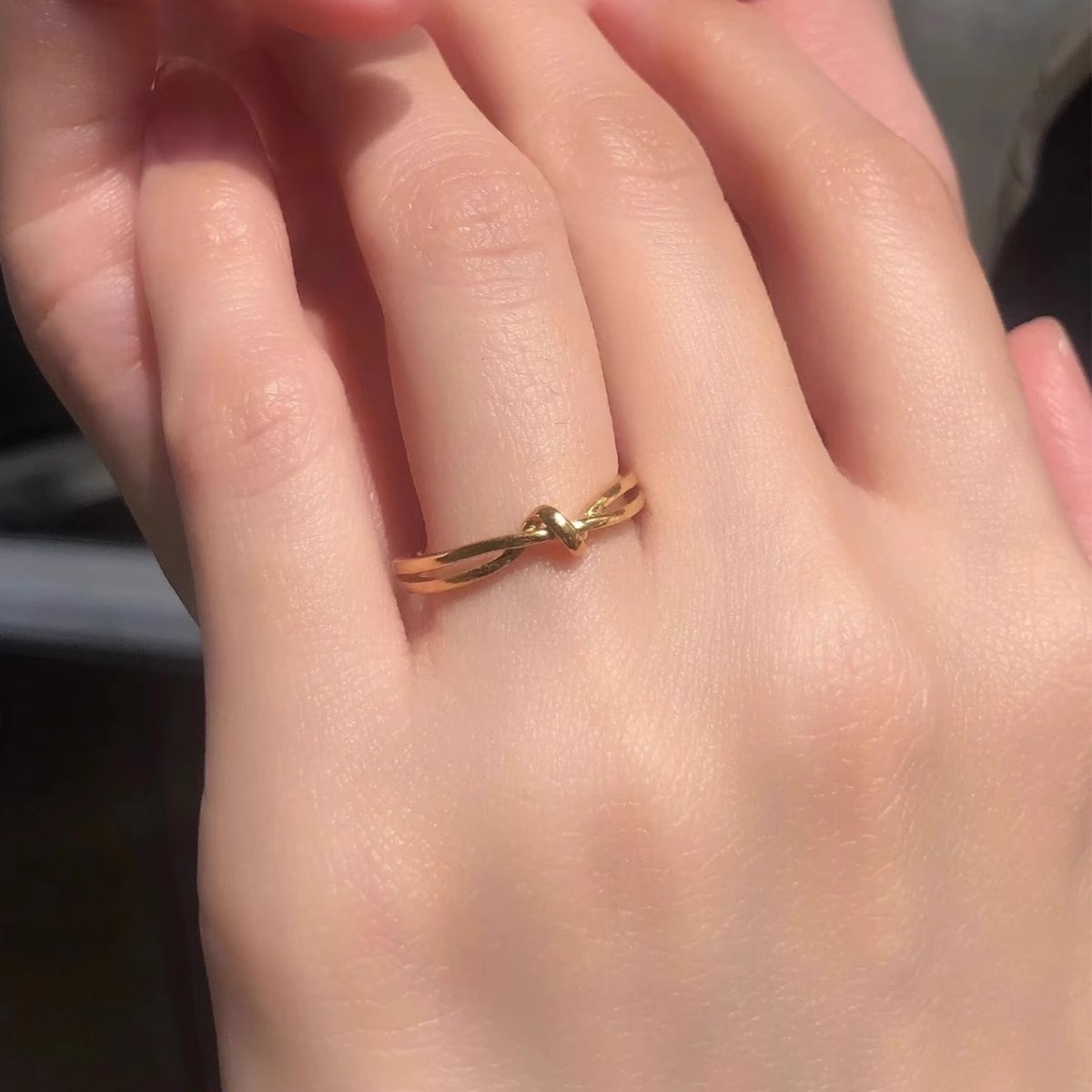 Fashionable knotted ring, Mobius strip for women, titanium steel plain ring, love endless entanglement, simple and versatile knot ring Specification image