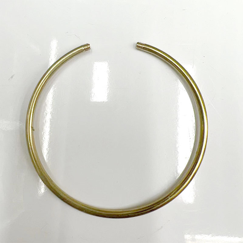 The new open bracelet features a threaded ball clasp in gold, silver and rose gold. It is simple and can be paired with beading Application Scenario