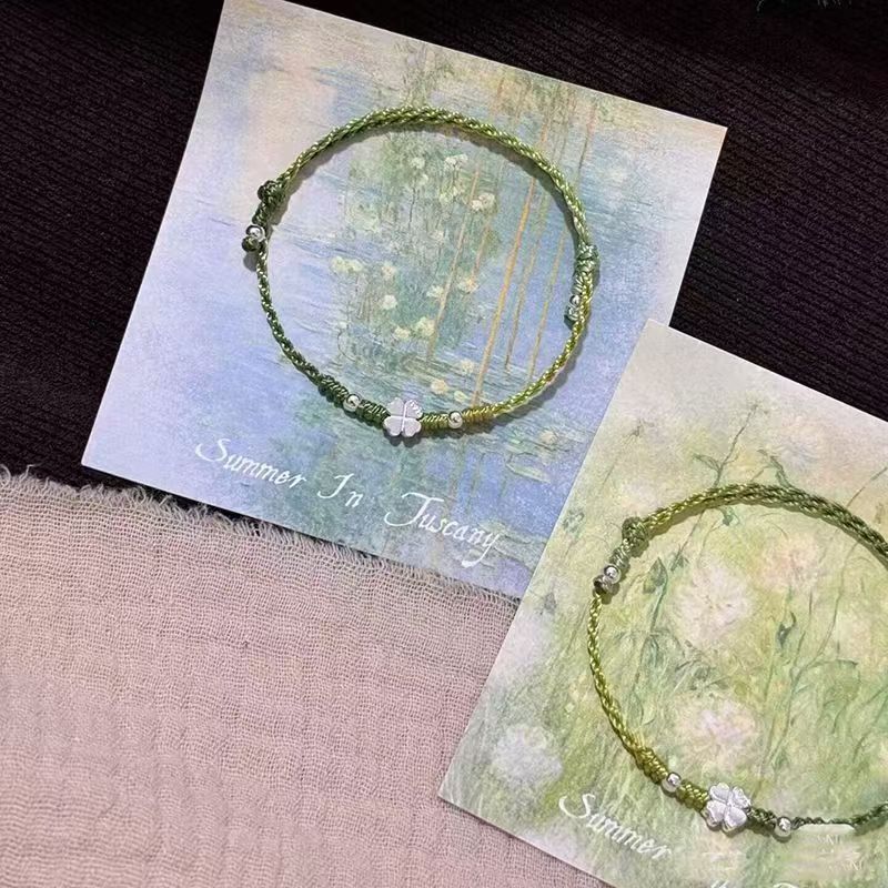 This is a unique and exquisite four-leaf clover hand-woven four-leaf clover bracelet with a touch of traditional Chinese trend and style. It is a light luxury and versatile adjustable bracelet details Picture