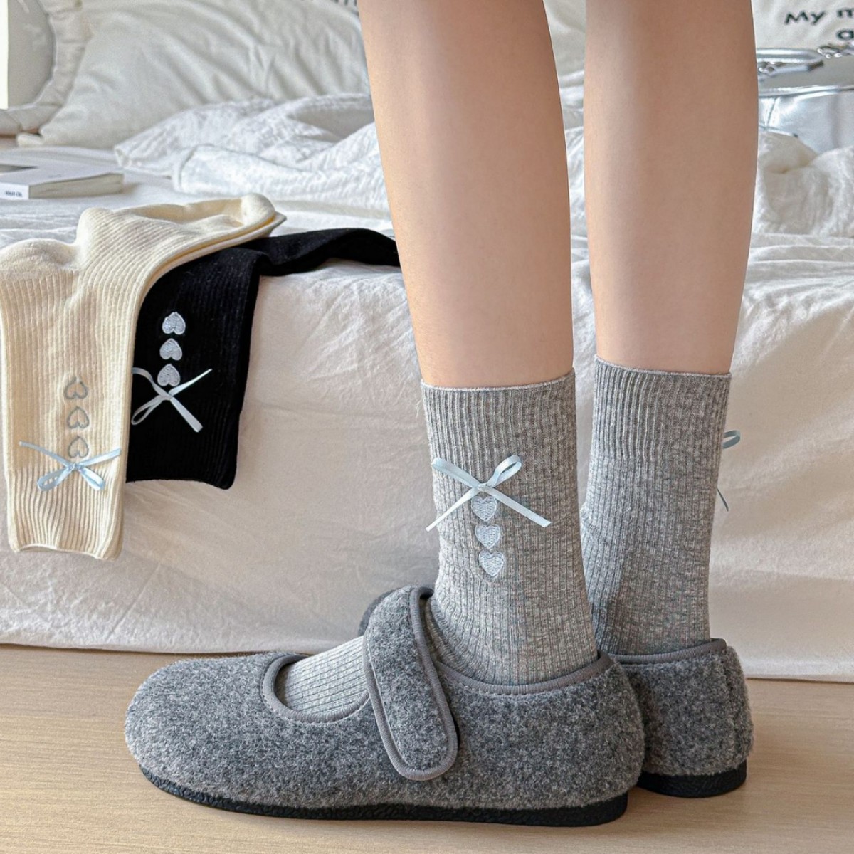 One-piece delivery service for socks at the street stall: Korean-style embroidered heart-shaped grey socks, mid-calf socks, blue ribbon bow, sweet pile socks, MIU-style girls' socks Item Picture