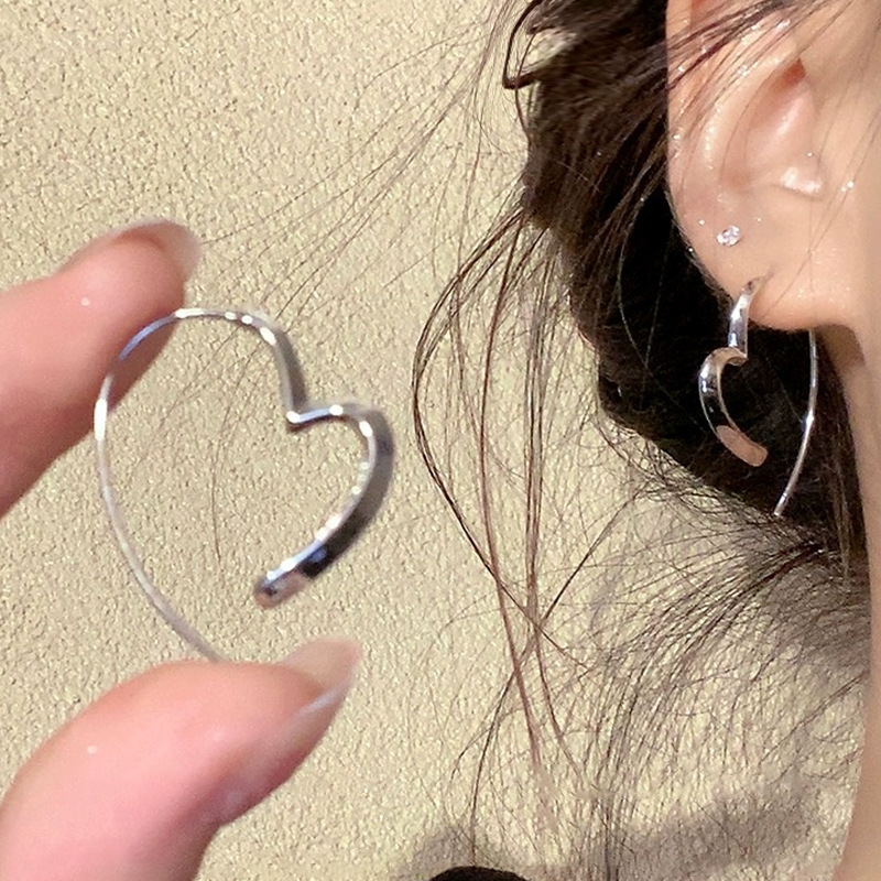 Instags-style pearl heart-shaped earrings for women, exquisite, niche, versatile and high-end stud earrings, 925 silver needle best-selling earrings wholesale details Picture