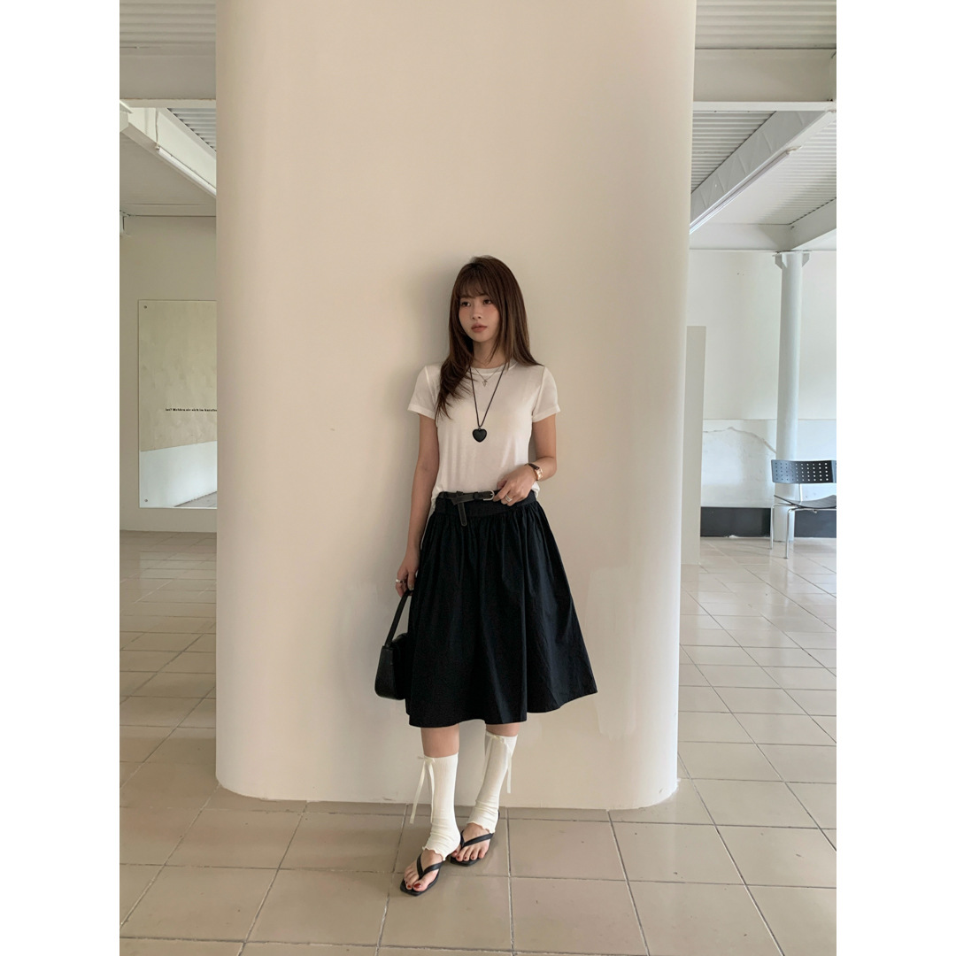 GAGD's mid-length puffy skirt with a retro and niche design is slimming. It features a pleated large swing A-line skirt with a belt details Picture