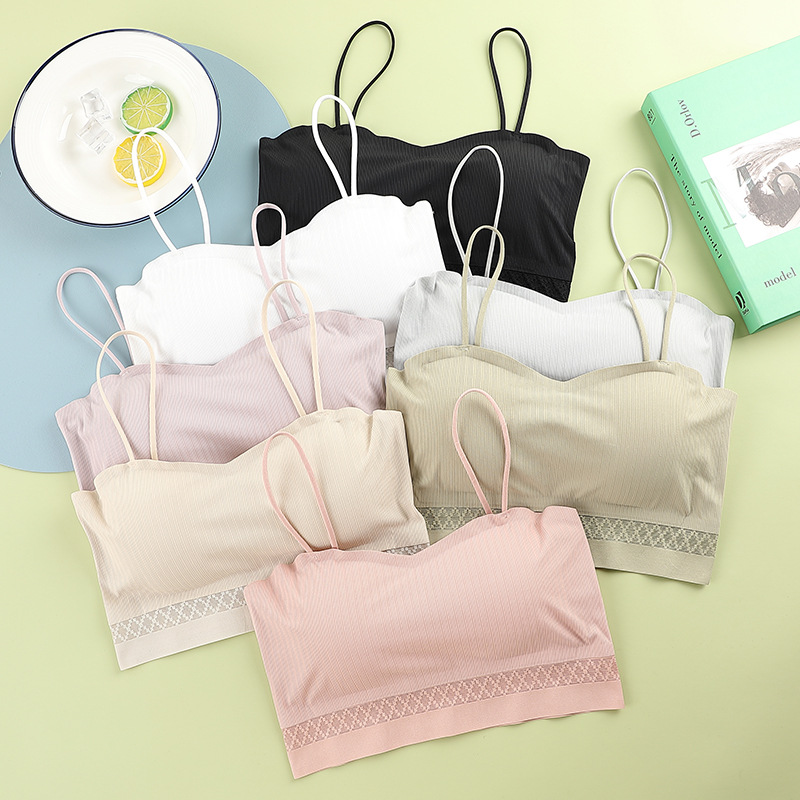 This is a new style of seamless undergarment for girls with a beautiful back. It features a one-piece chest wrap as a base layer, a middle school student vest with ice silk halter straps, and a strapless inner layer