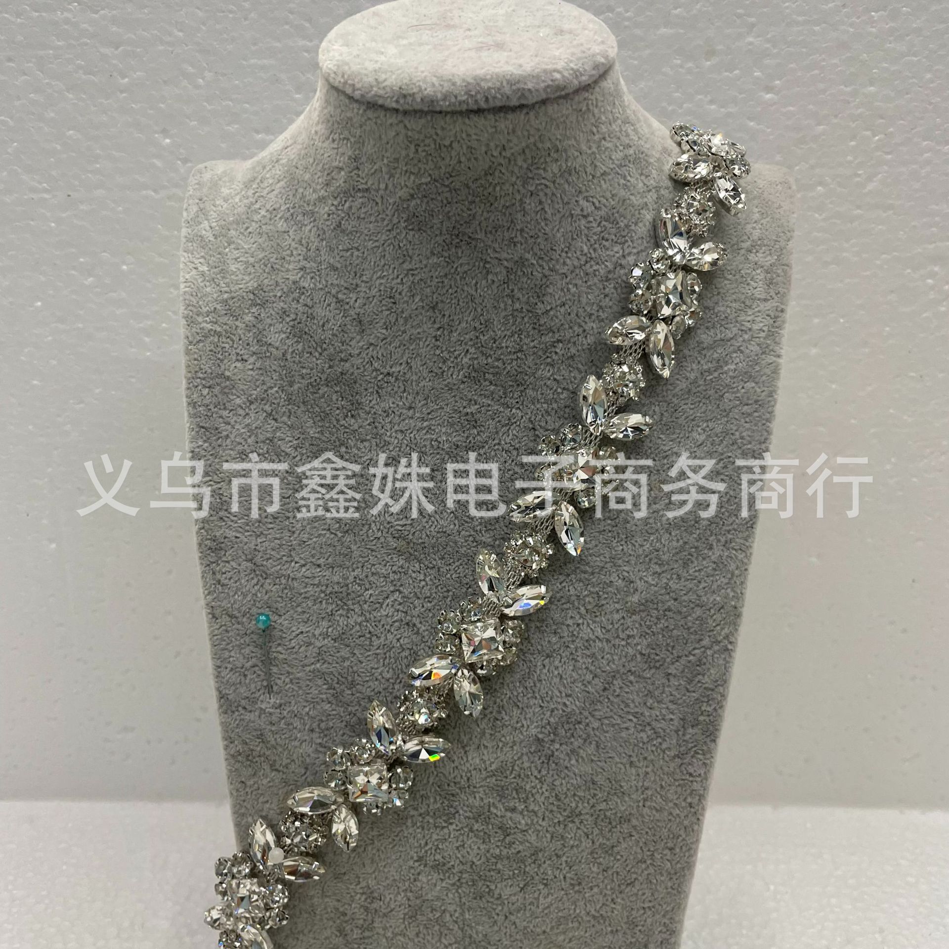 Factory wholesale of large-leafed glass diamonds, DIY water diamonds, clothing accessories, textile accessories, wedding gowns and evening gowns, diamond ornaments Application Scenario