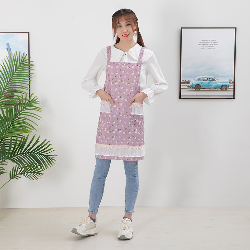 【 Chi Jia 】 Bamboo joint cotton fresh and stain-resistant shoulder strap apron with small flowers and sleeves, household kitchen oil-resistant uniform size apron Application Scenario