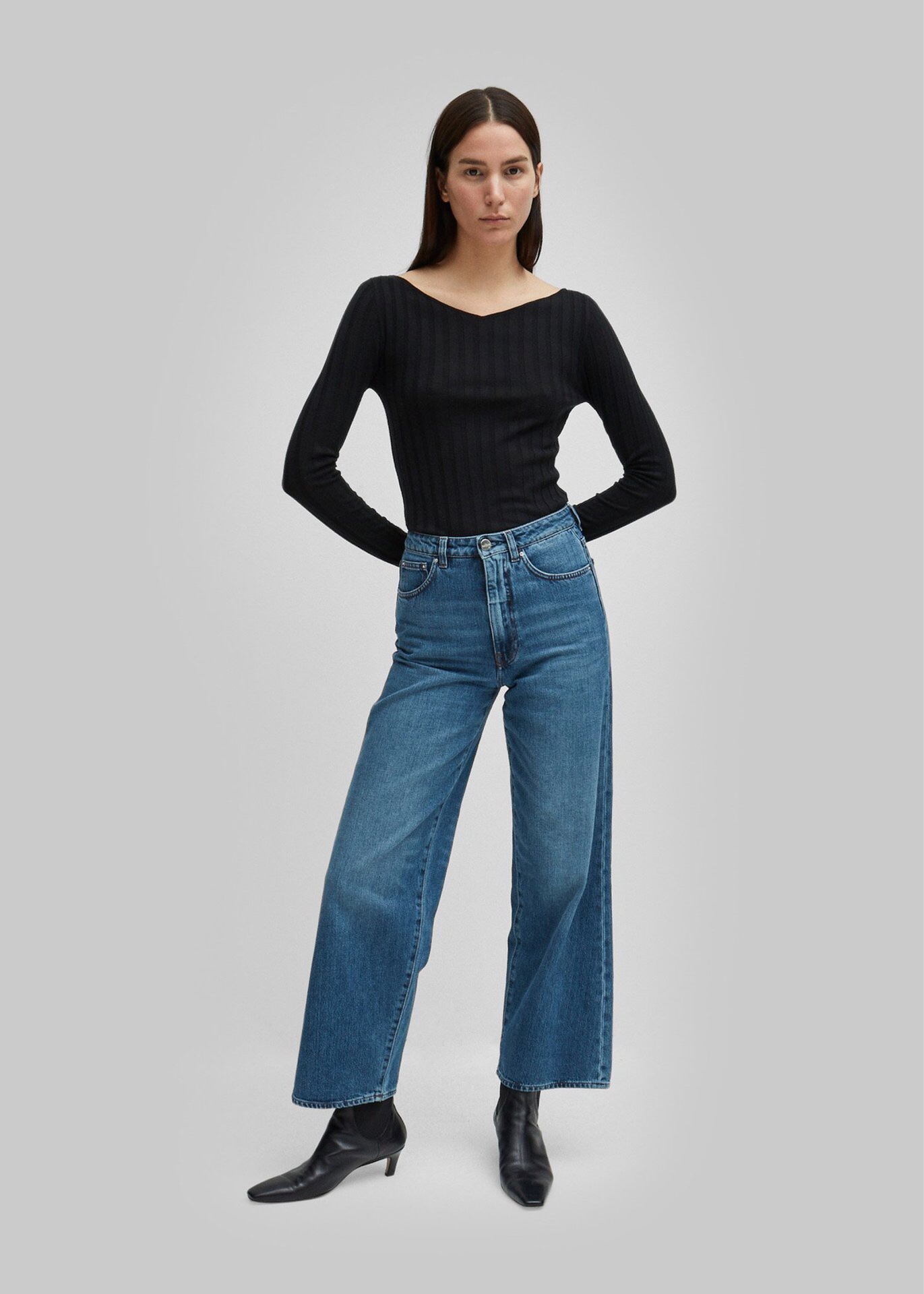 Toteme Spring And Autumn Nordic Vintage Wash Leg Straight Leg Wash Ripped Edge Women's Jeans Wide Leg Pants Application Scenario