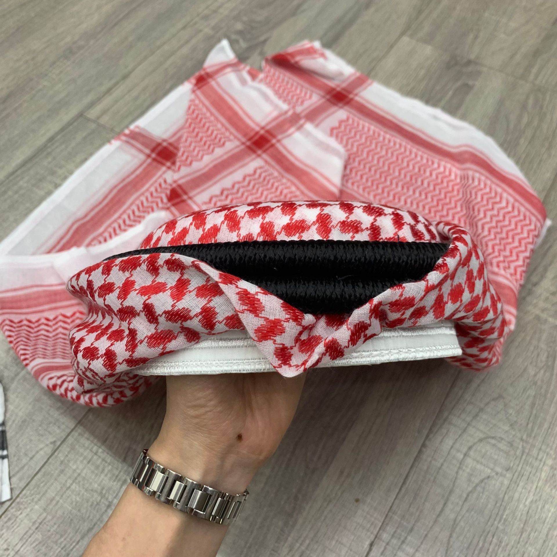 وتوزع عمامة عربية في دبي، المملكة العربية السعودية، وشاح الرأس من الشرق الأوسط، في شكل مجموعة من اللوازم الوطنية للعبادة details Picture