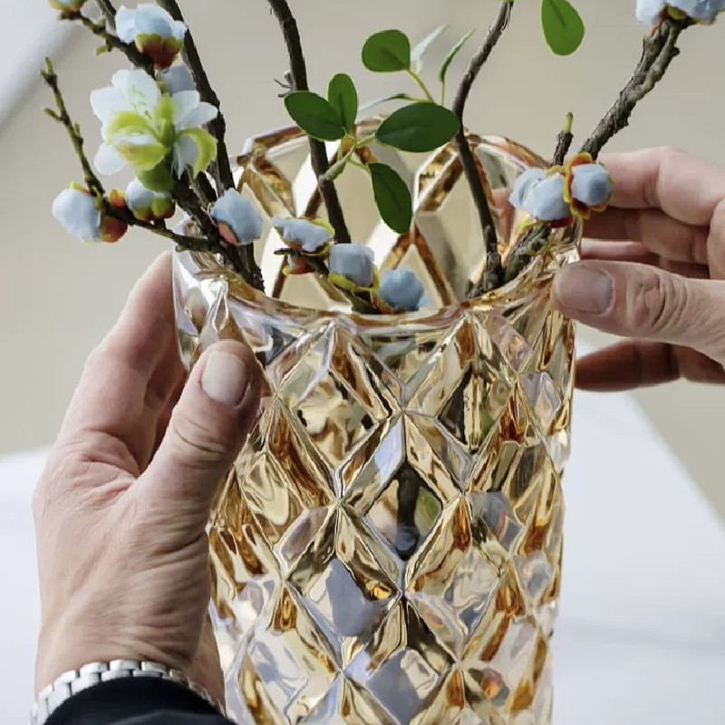 European-style crystal vase, light luxury household transparent glass vase, rose fresh flowers, living room home desktop, grid texture