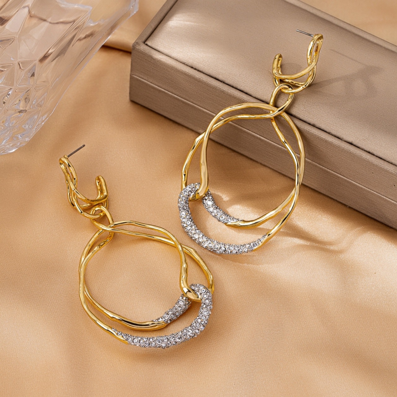 Original design by genius, copper gold-plated, fashionable heavy industry, two-color full diamond ear studs Specification image