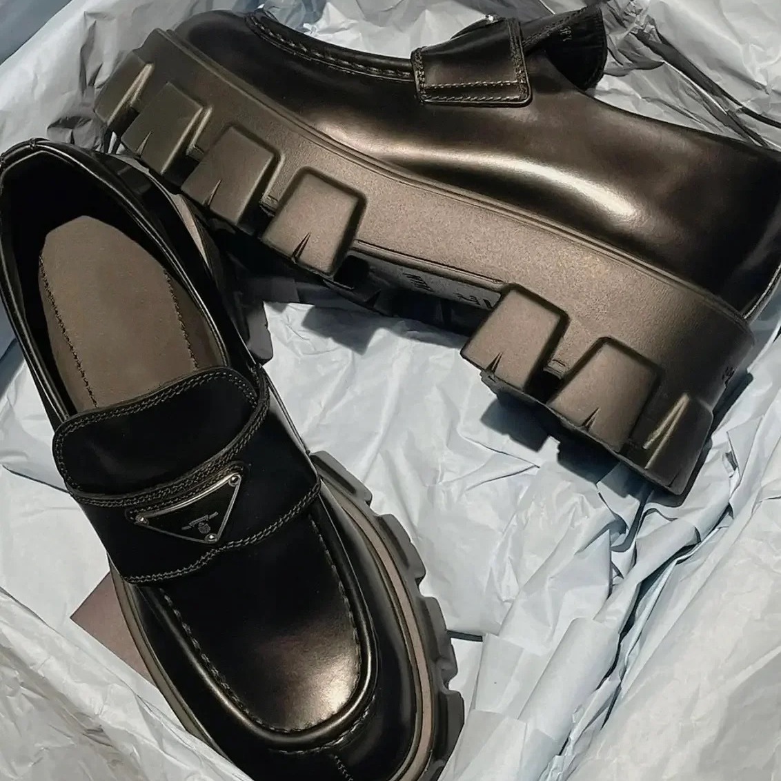 The top version of P's triangular logo loafers for women's spring and summer is a new British college style, featuring a thick genuine leather soled pocket shoe Application Scenario