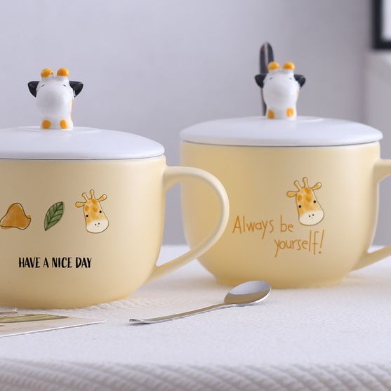 A cute hand-painted ceramic large breakfast cup, oatmeal cup with lid and spoon, and a large-capacity drinking cup that is popular among home Internet celebrities