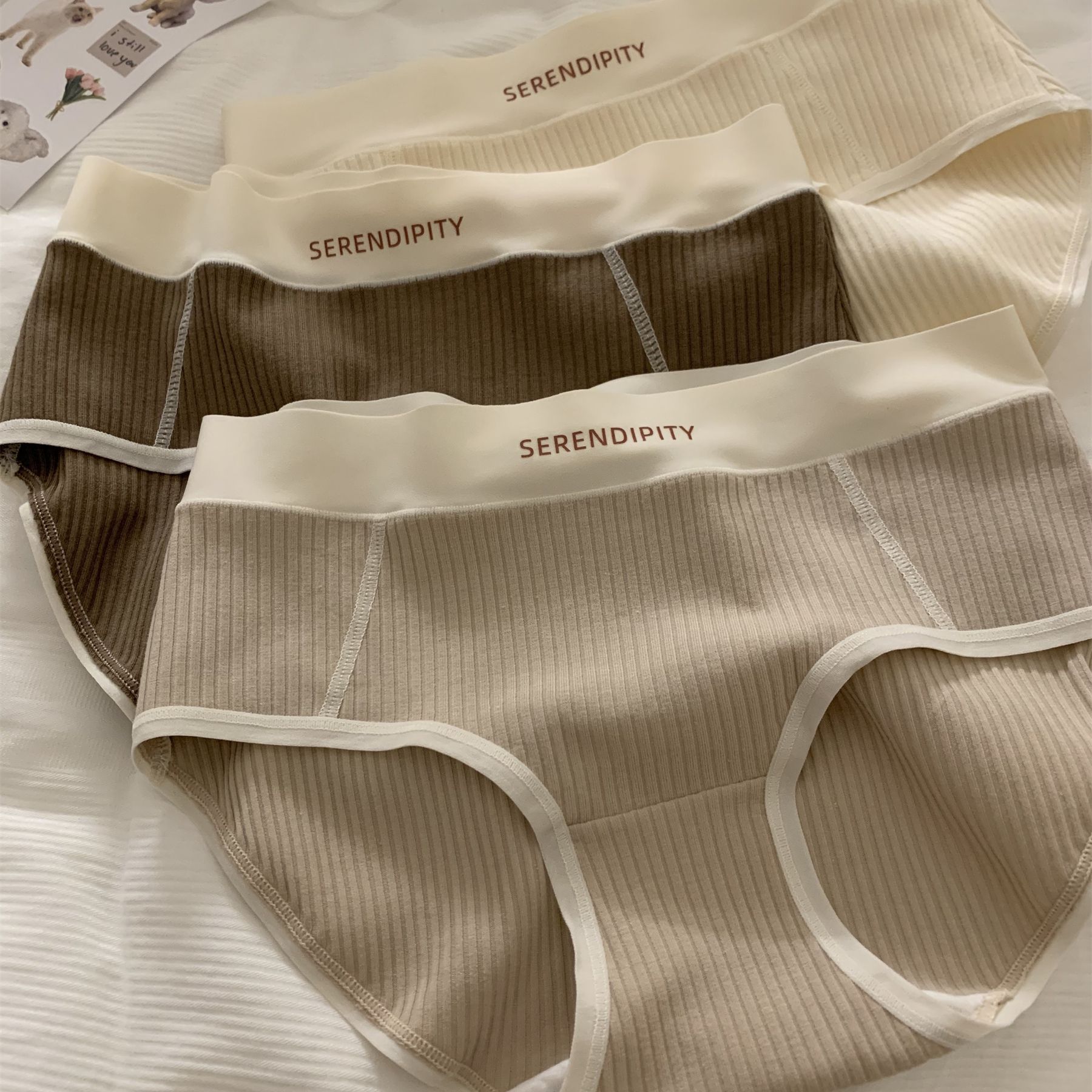 Autumn and winter threaded pure cotton women's underwear with letter edges, comfortable, skin-friendly, breathable mid-waist, antibacterial women's triangle pants Application Scenario