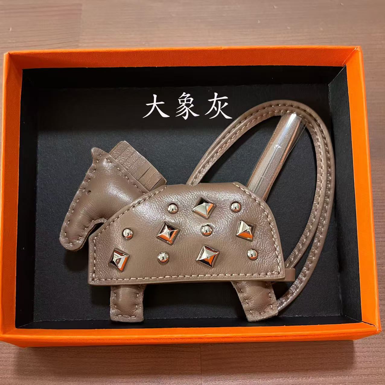 Personalized rivet genuine leather pony pendant, bag pendant, keychain bag pendant, gift tassel, car rearview mirror pendant details Picture