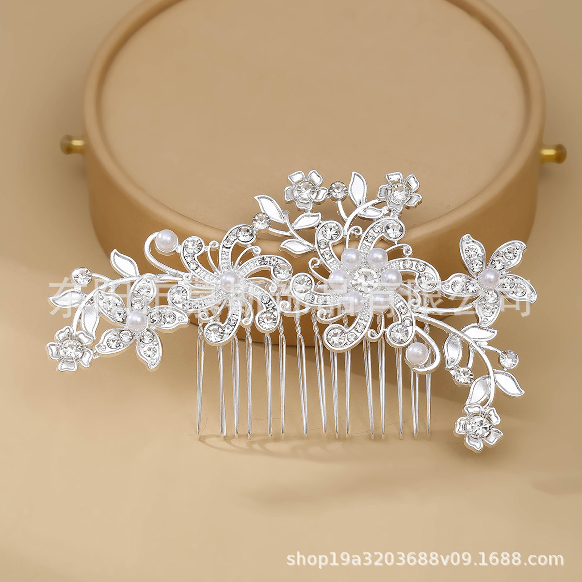 The bride's headwear and comb are niche wedding dress and dress accessories for women. They are versatile and high-end hair accessories with diamonds and flowers details Picture