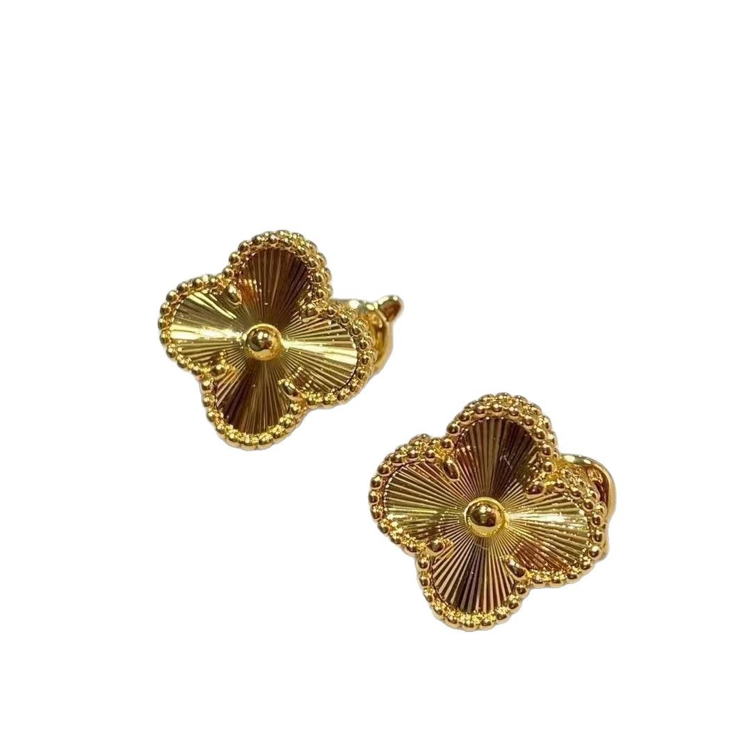 Cross-border titanium steel four-leaf clover ear studs for women, 18K gold, fashionable, simple and versatile mother-of-pearl jewelry ear bone studs are selling well in wholesale Item Picture