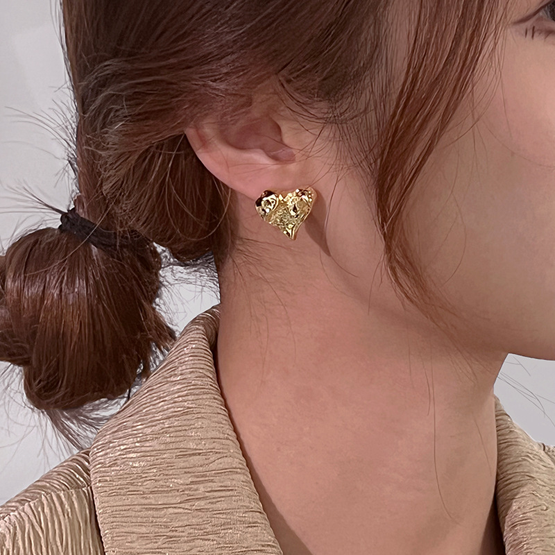 Ins-style personalized metal texture heart-shaped alloy stud earrings, simple and niche design, heart-shaped fashionable earrings and earrings