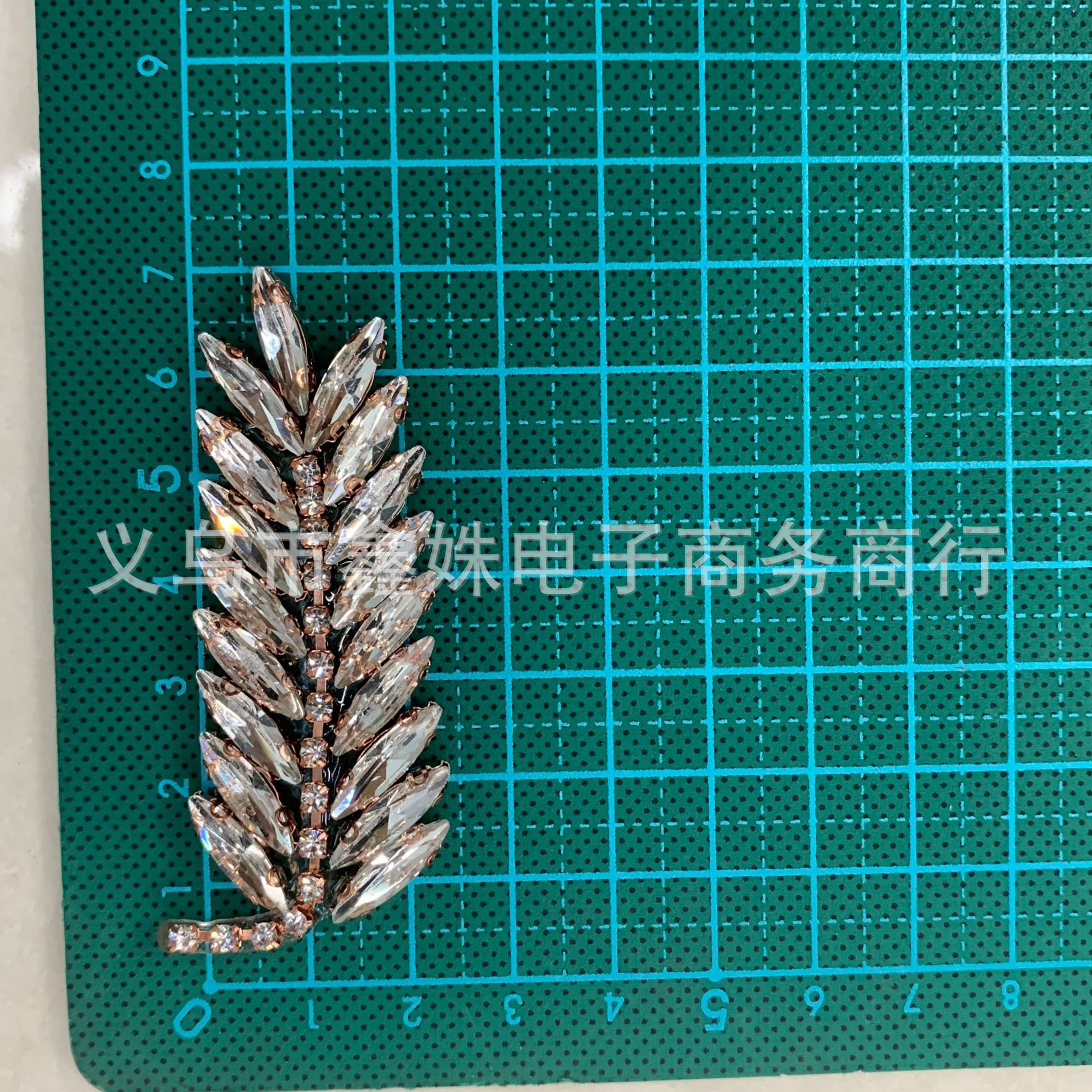 Colorful handmade DIY water diamond patchwork, glass diamond, leaf and flower clothing and accessories Item Picture