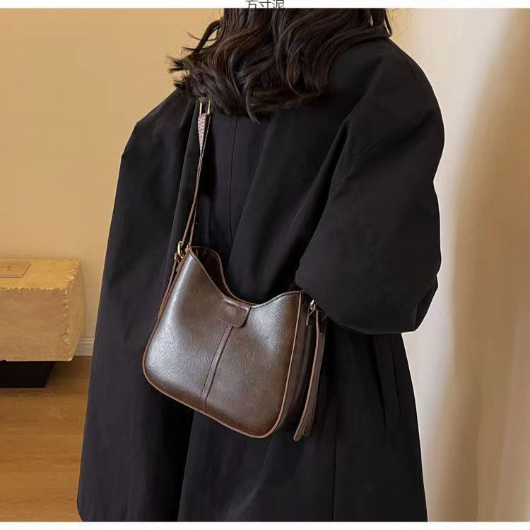 包包女士新款潮感时尚斜挎包复古今年流行宽带单肩水桶包一件批发详情7