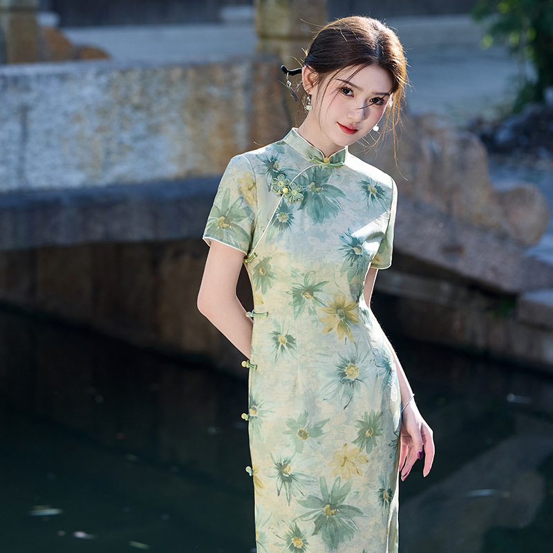 The new green double-layer acetic acid jacquard long, elegant and refined cheongsam for daily use in the spring and summer of the national trend Application Scenario