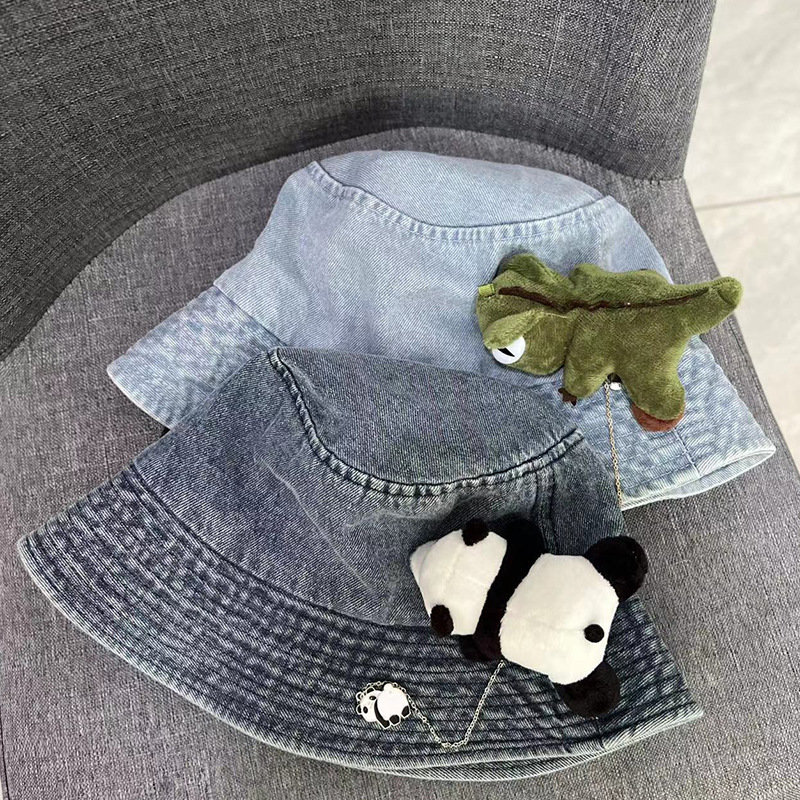 Exaggerated large dolls, sun hats, girls in all four seasons, cute and adorable girls out on the street, basin hats, couples, explosive cowboy fisherman hats