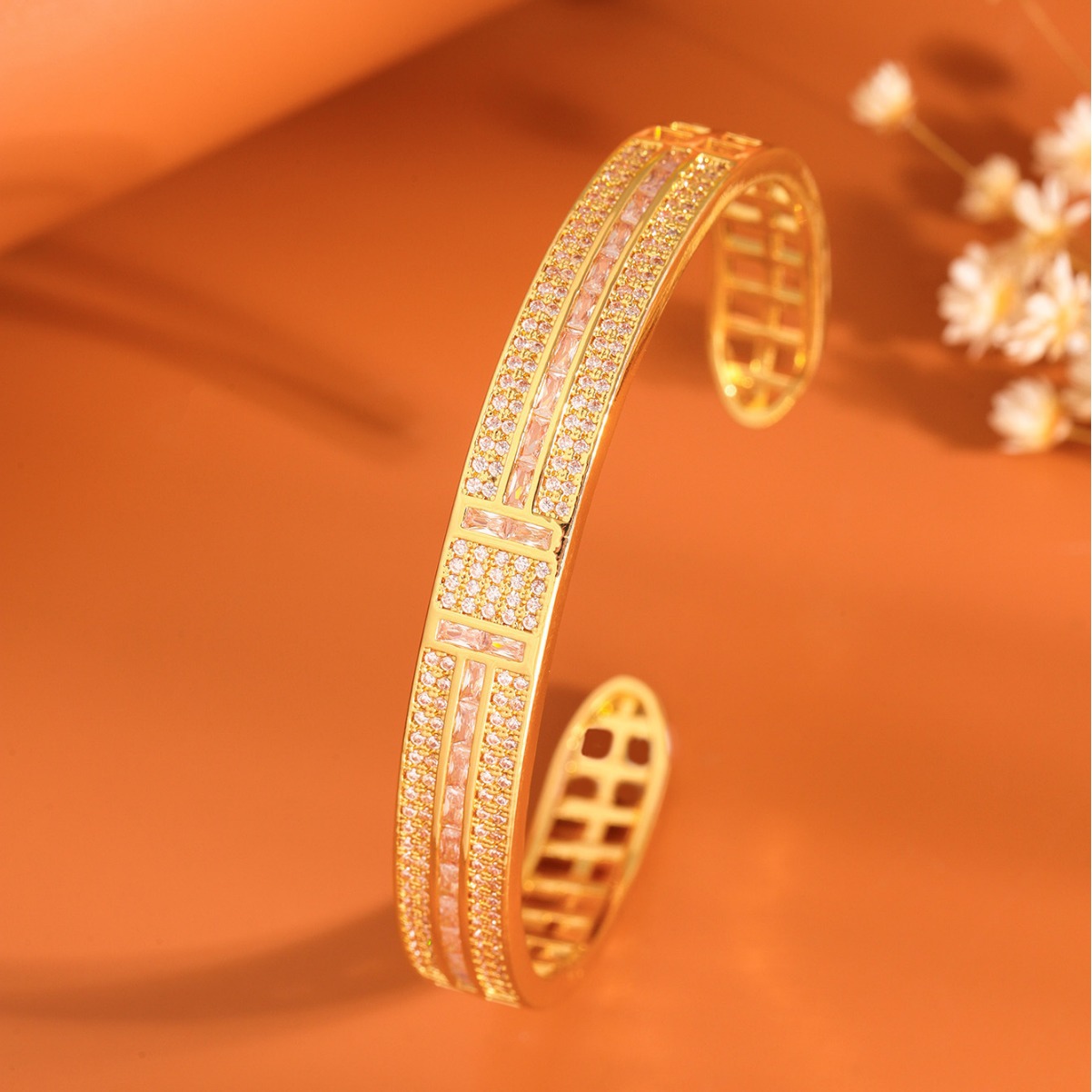 This full-diamond bracelet with a light luxury style and a high-end feel has an open opening that does not fade. It is fashionable, simple and versatile, with a cold and unique design Specification image