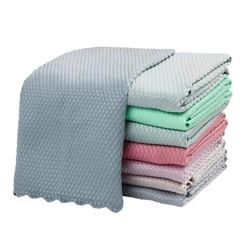 The fish scale cloth is water-absorbent and does not shed easily. It leaves no marks when cleaning glass cups, bowls, tables or mirrors. The fish scale cloth is a kitchen table cleaning towel Item Picture