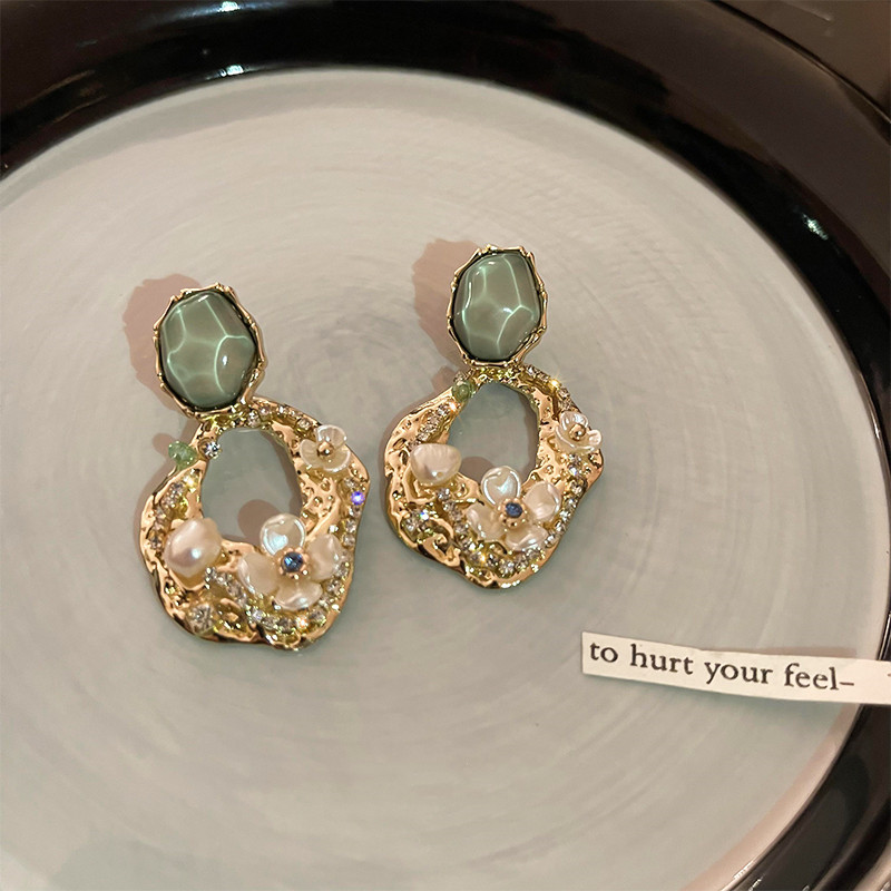 Pearl Flowers Harbor Wind Exaggerated Big Stud Earrings Women's Ancient Earrings Niche Design Sense Senior Retro Earrings Spring Summer Application Scenario