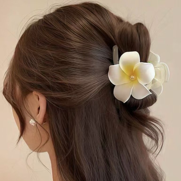 Frangipani headdress simulation flower Sweet flower hairpin Shark clip Travel seaside clip vintage clip headdress Application Scenario