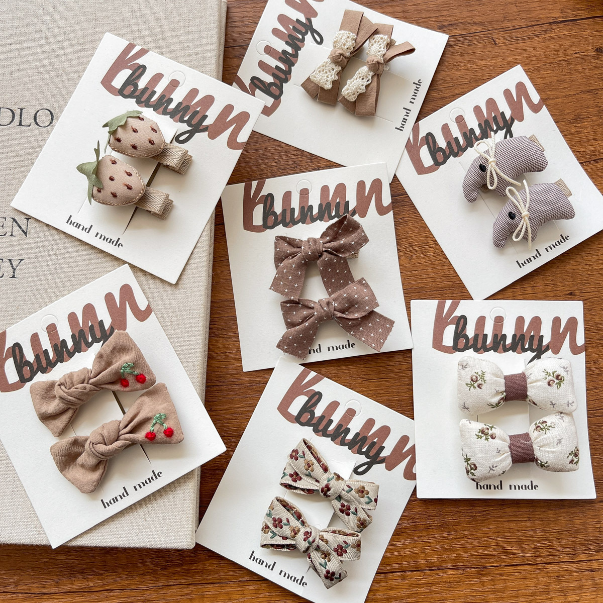 The new autumn collection features a sweet coffee-colored bow children's hair clip and a versatile Korean-style fabric bangs hair accessory for little girls Specification image