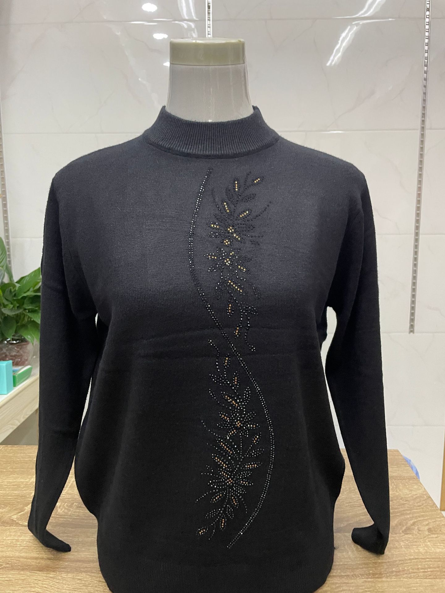 Middle-aged and elderly women's base layer, long-sleeved top, women's 2022 autumn and winter thick mom wear, loose and large-sized base layer Application Scenario
