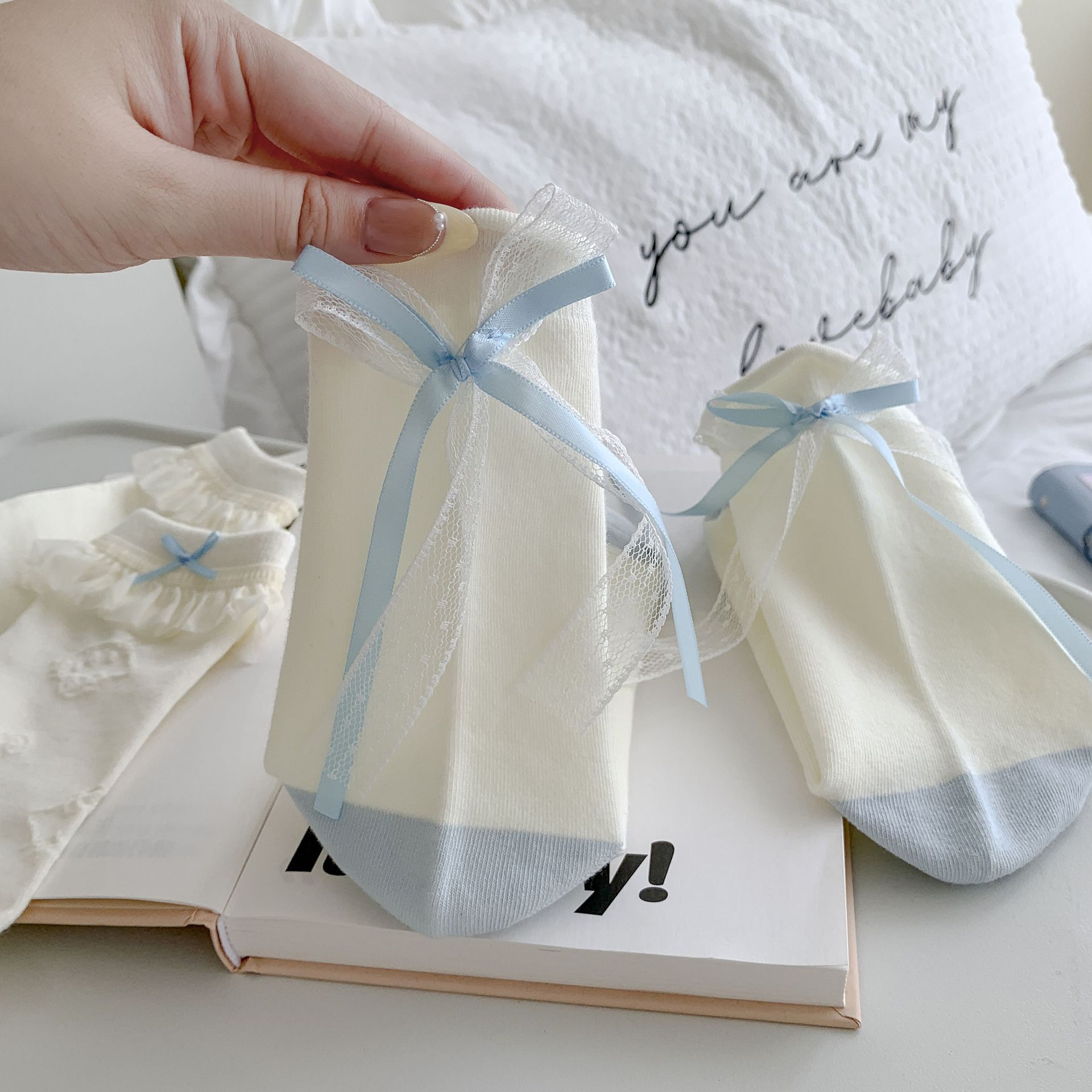 One-piece delivery service for Korean-style bow socks, MiU-style white and blue pile socks for women, new spring and autumn embroidered lace mid-calf socks pic 33