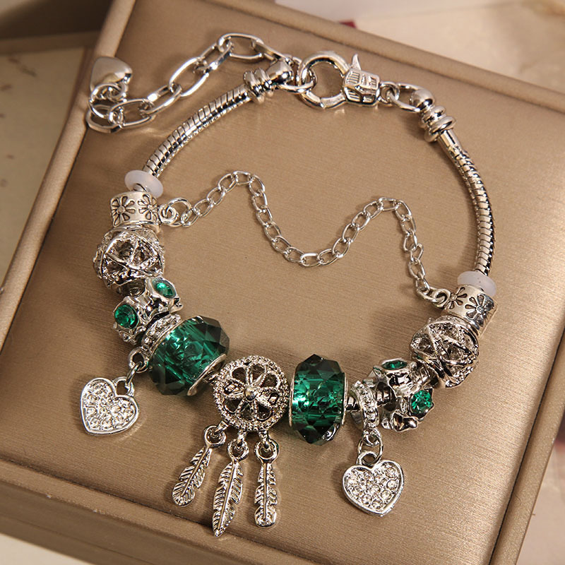 Korean version dreamcatcher heart-shaped pendant, light luxury, niche and exquisite bracelet, women's court retro green beaded bracelet for best friend details Picture