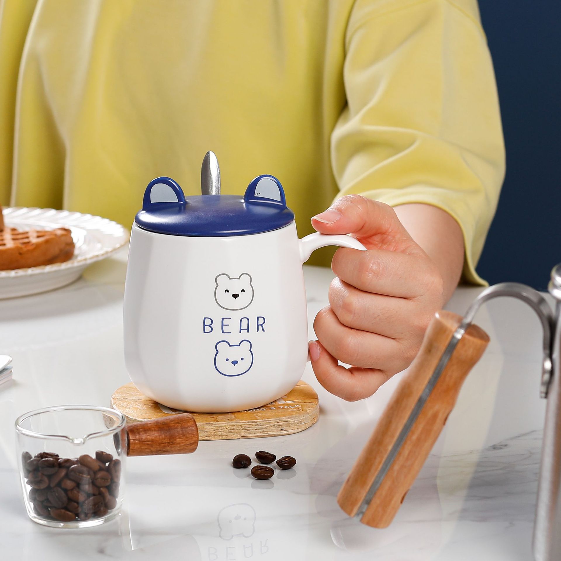 Creative and cute cartoon bear ceramic cup with lid, home mug, large capacity water cup, high appearance level cup with spoon details Picture