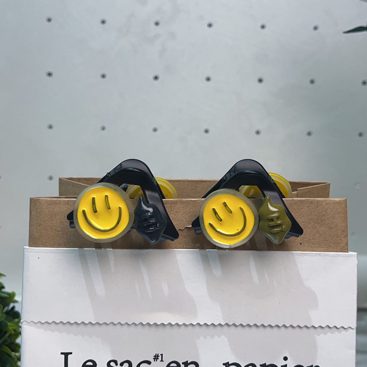 The 2023 early autumn new style of women's smiley face small grab clip is fun, sweet and cool. The bangs clip and the broken hair clip are both creative and interesting headwear Application Scenario