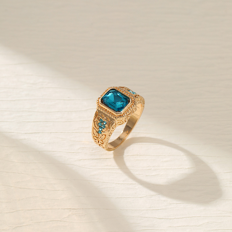 A new cross-border bestseller in Southeast Asia, a hip-hop alloy electroplated ice blue diamond glass personalized couple ring Specification image