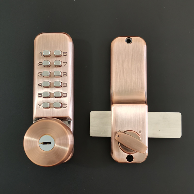 أقفال خشبية في فناء حديدي في الفناء الخارجي Item Picture