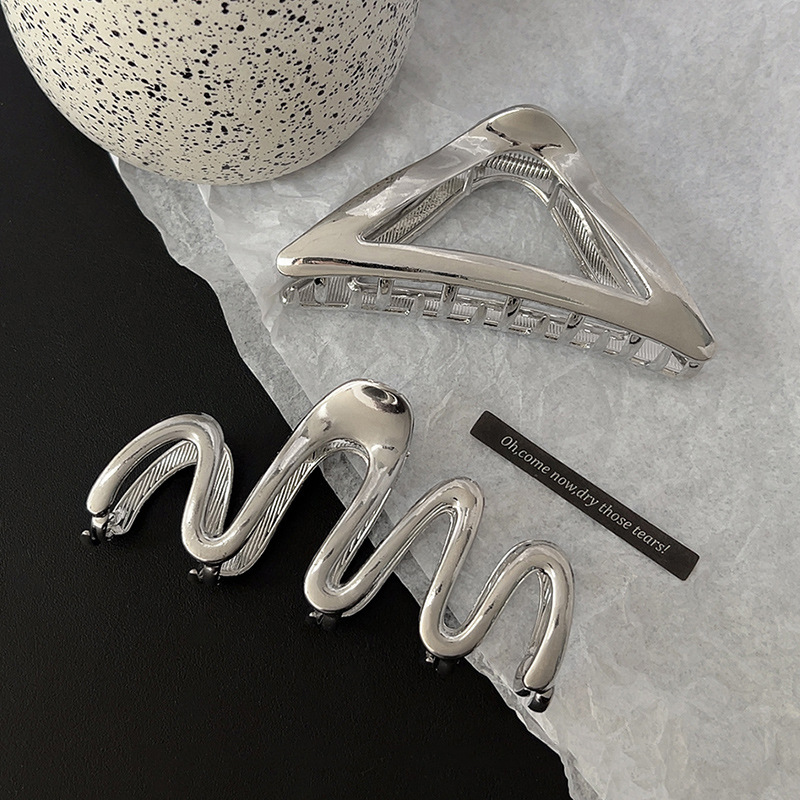 Ins Cold Hair Volume Multi Triangle Metal Hair Clip Disc Hair Accessories Net Celebrity Large Grab Clip Female Back Head Shark Clip Application Scenario