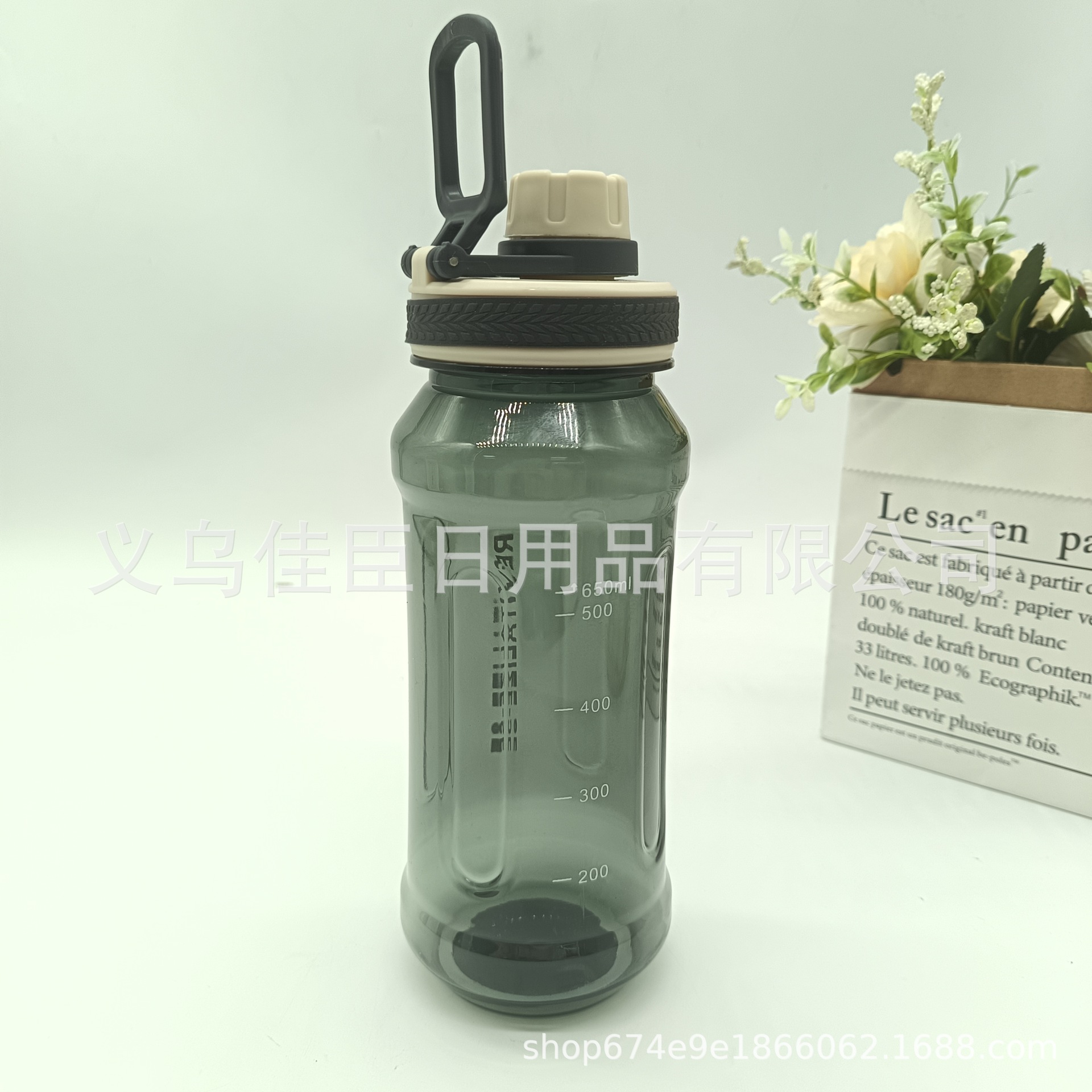 Wholesale minimalist sports water cups for boys and girls, portable plastic water cups for outdoor use, shockproof and hand-held sports cups details Picture