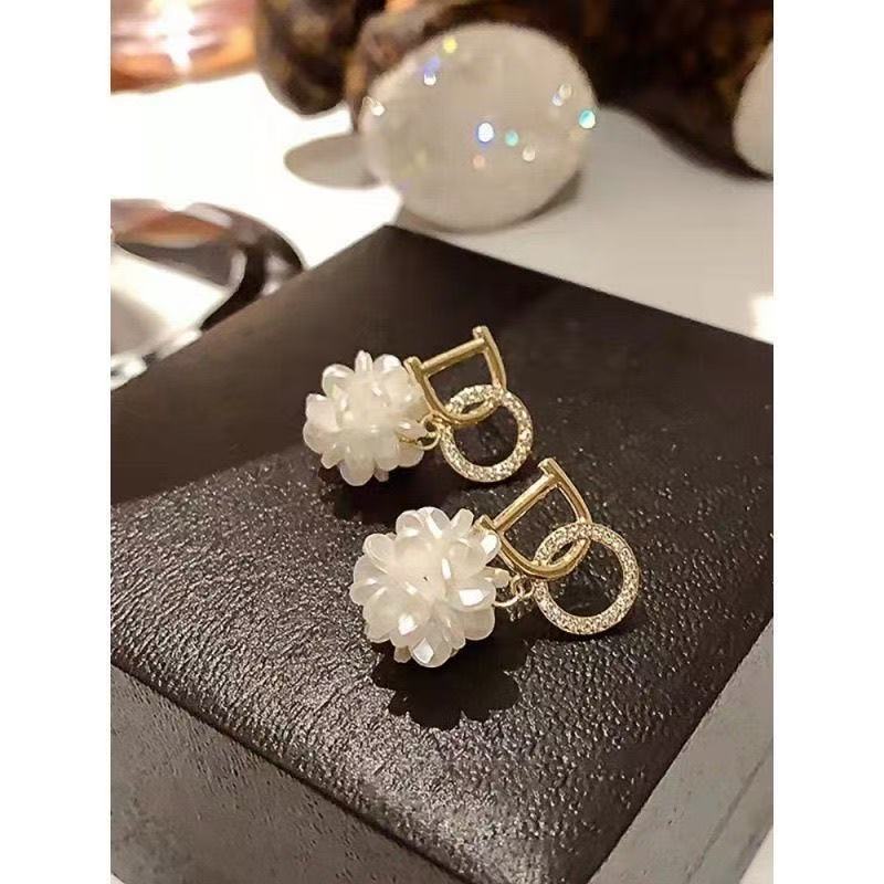 The micro-inlaid white flower earrings with the letter "O" for women on Instagram are fashionable, simple and elegant. They are unique and individual earrings with a niche design sense Item Picture