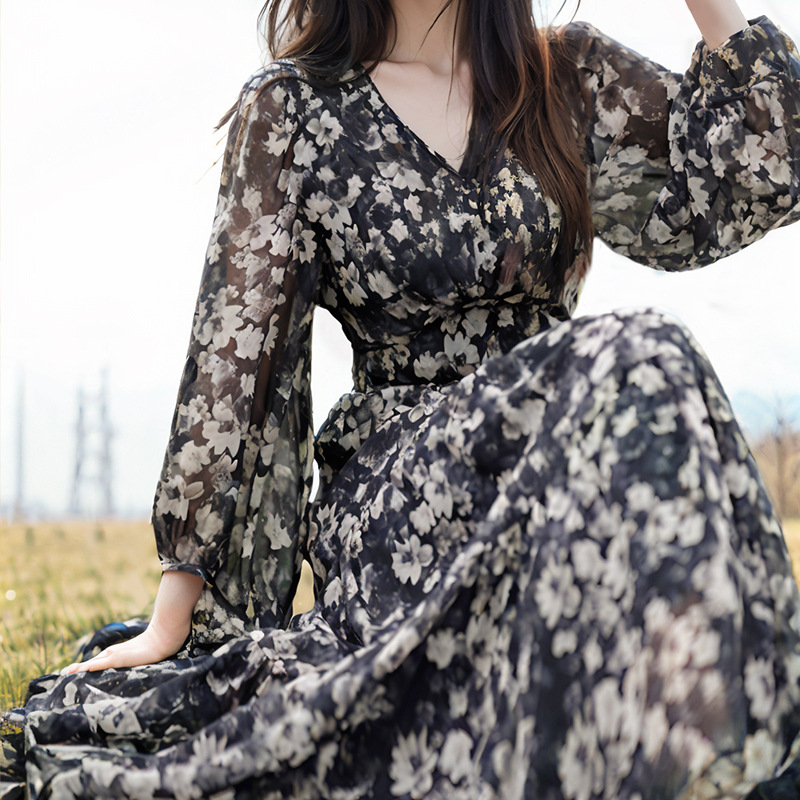 Retro floral V-neck long-sleeved dress for women, new summer style 2024. It's a versatile mid-length A-line dress that makes you look younger and slimmer Application Scenario