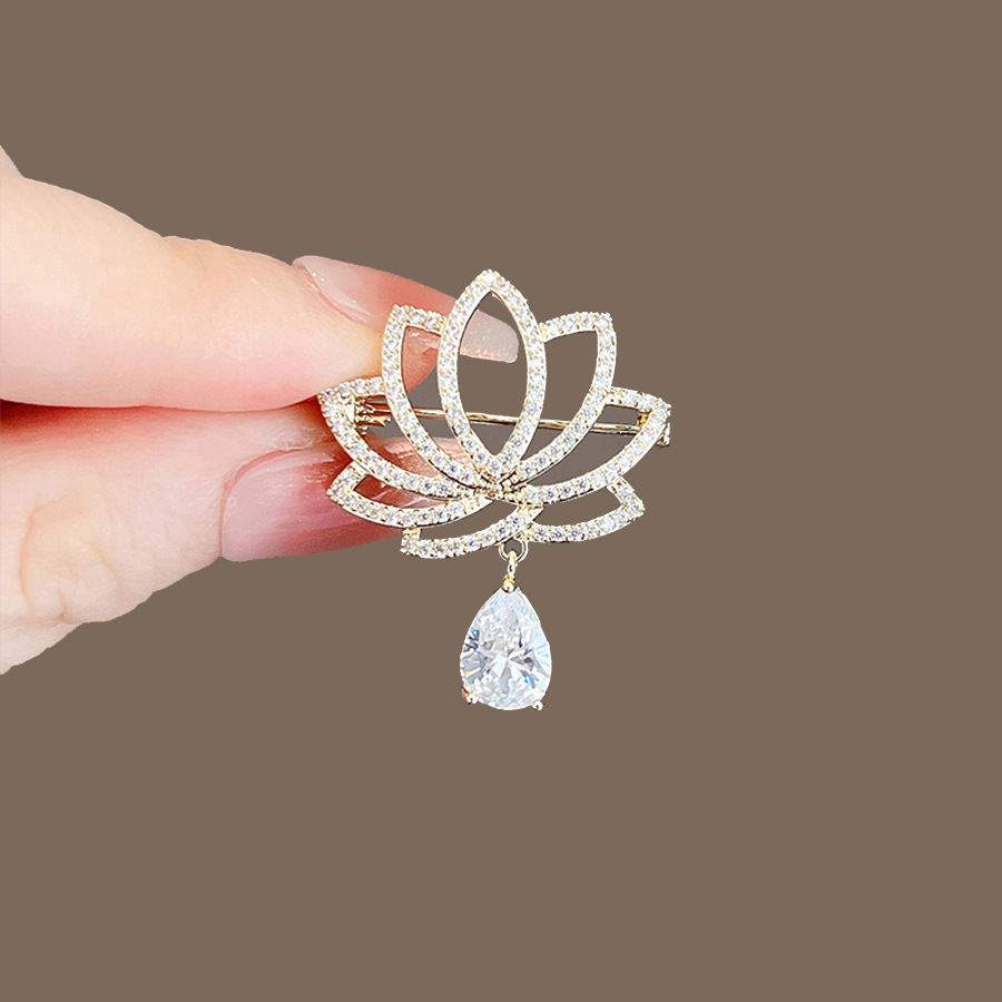 New anti-slip brooch summer small brooch women fashion light luxury pin collar pin anti-slip buckle suit accessories woman Application Scenario